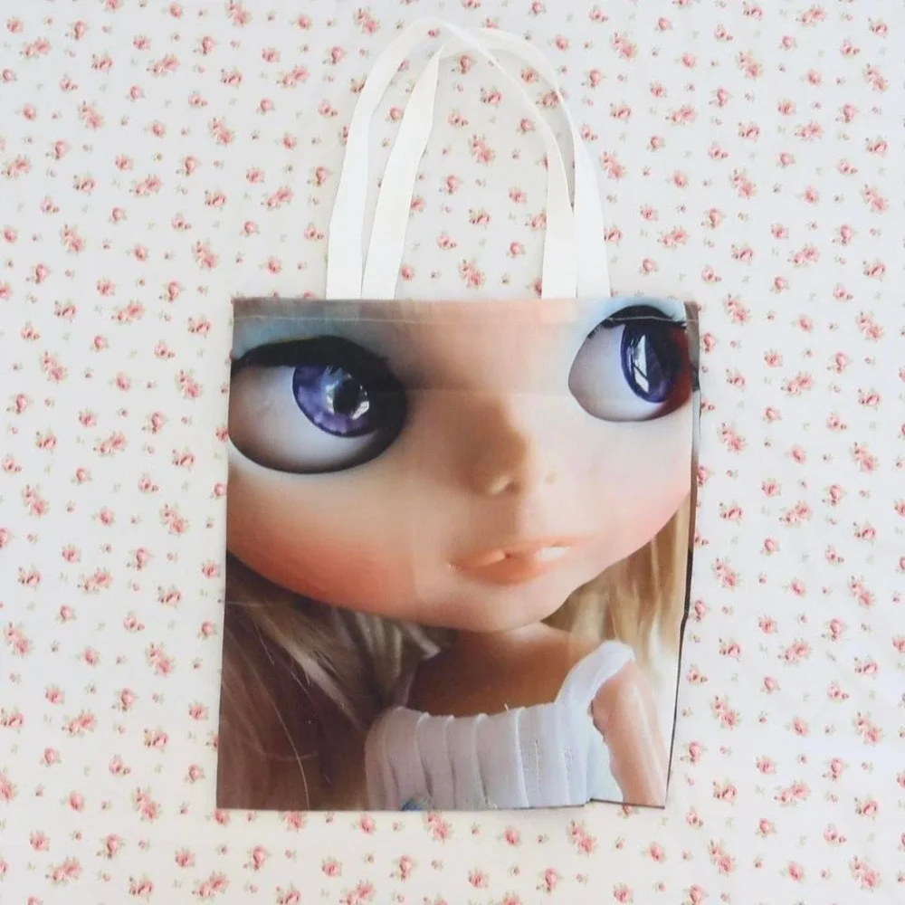 Blythe Doll Graphic Tote Bag - Picture 1 of 4